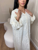 Kleid mit Blumenverzierung