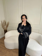 Kleid mit verzierten Ärmeln