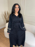 Kleid mit verzierten Ärmeln