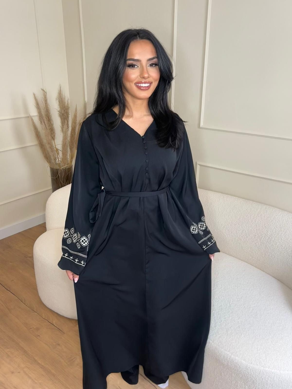 Kleid mit verzierten Ärmeln